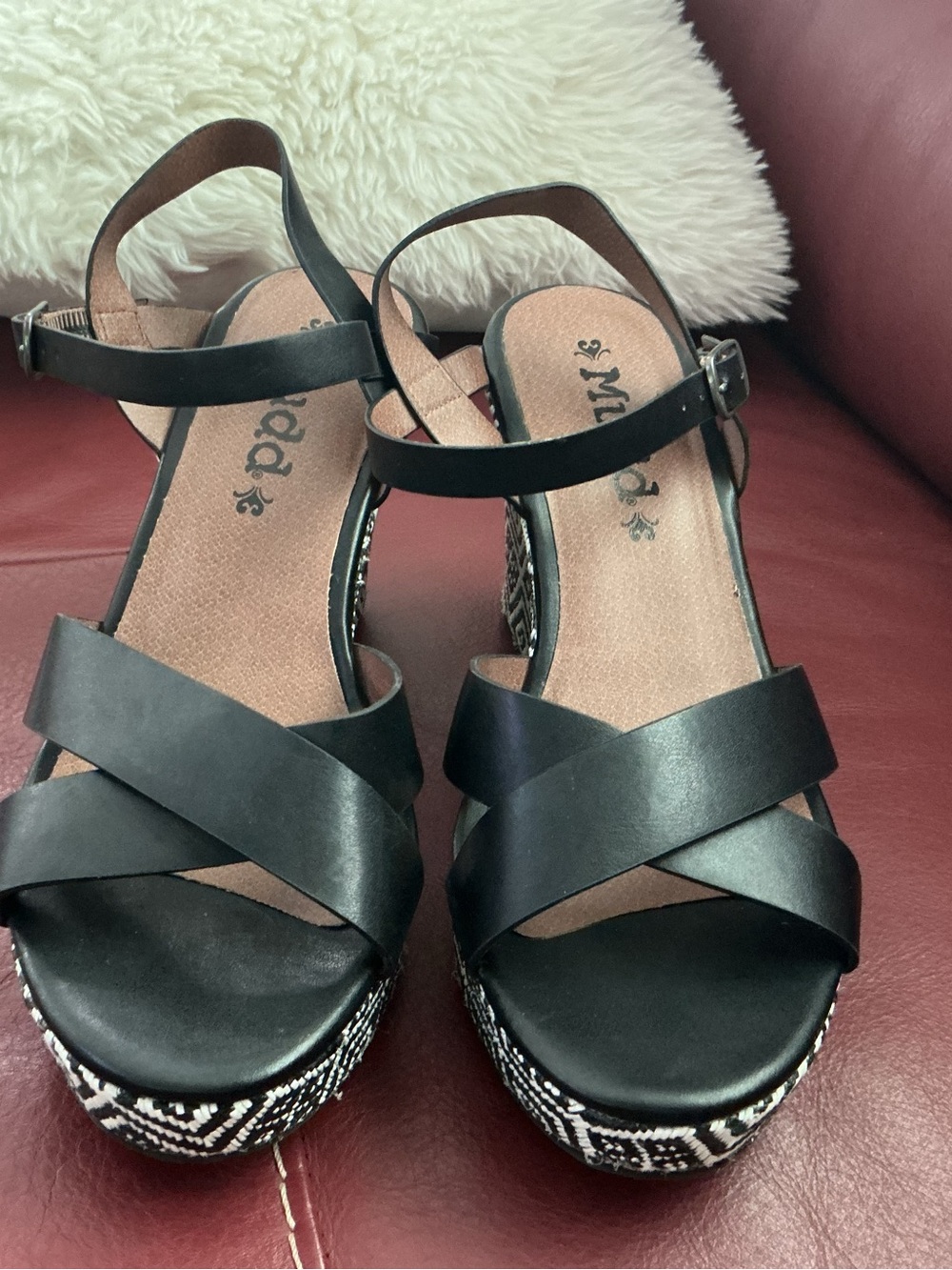 Womens Wedge Sandals in Aztec ish Pattern like NEW by MUDD Size 9